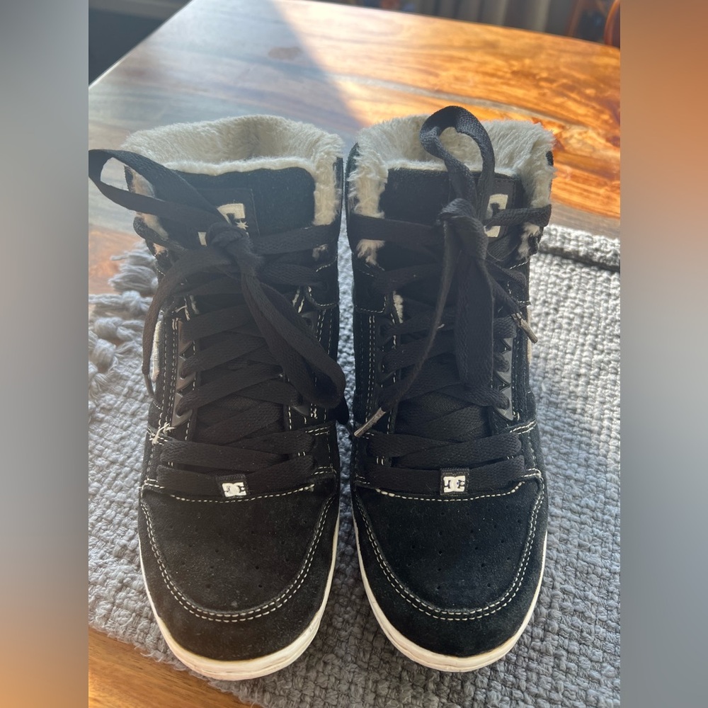 Adorable DC black and white high tops 7.5